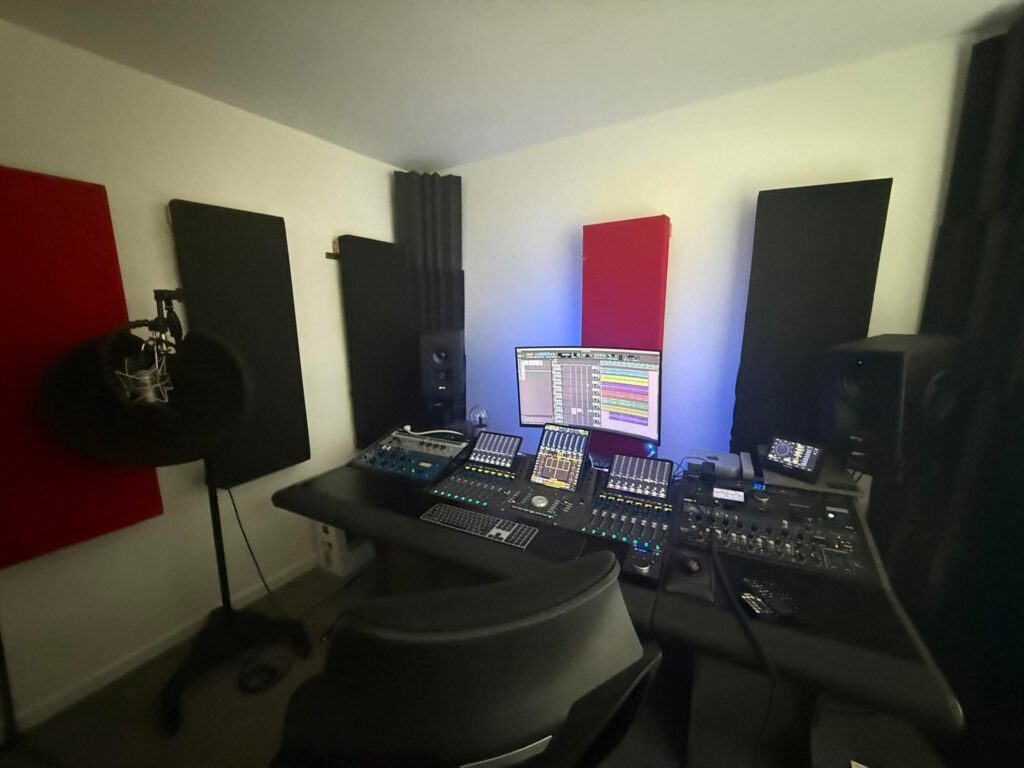 Dreamy LED Glow Studio Room Ideas10