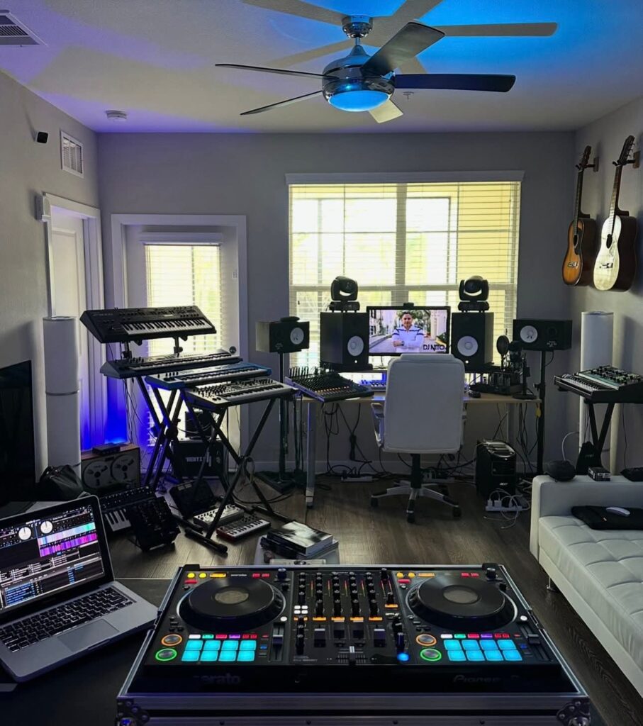 Dreamy LED Glow Studio Room Ideas12