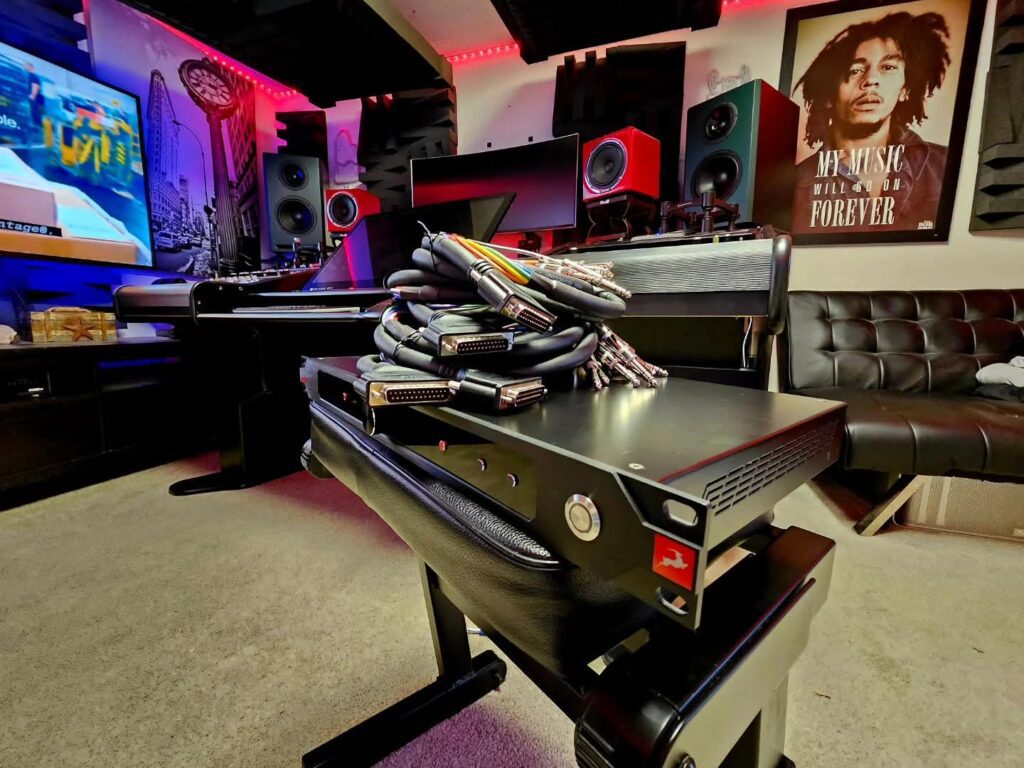 Dreamy LED Glow Studio Room Ideas13
