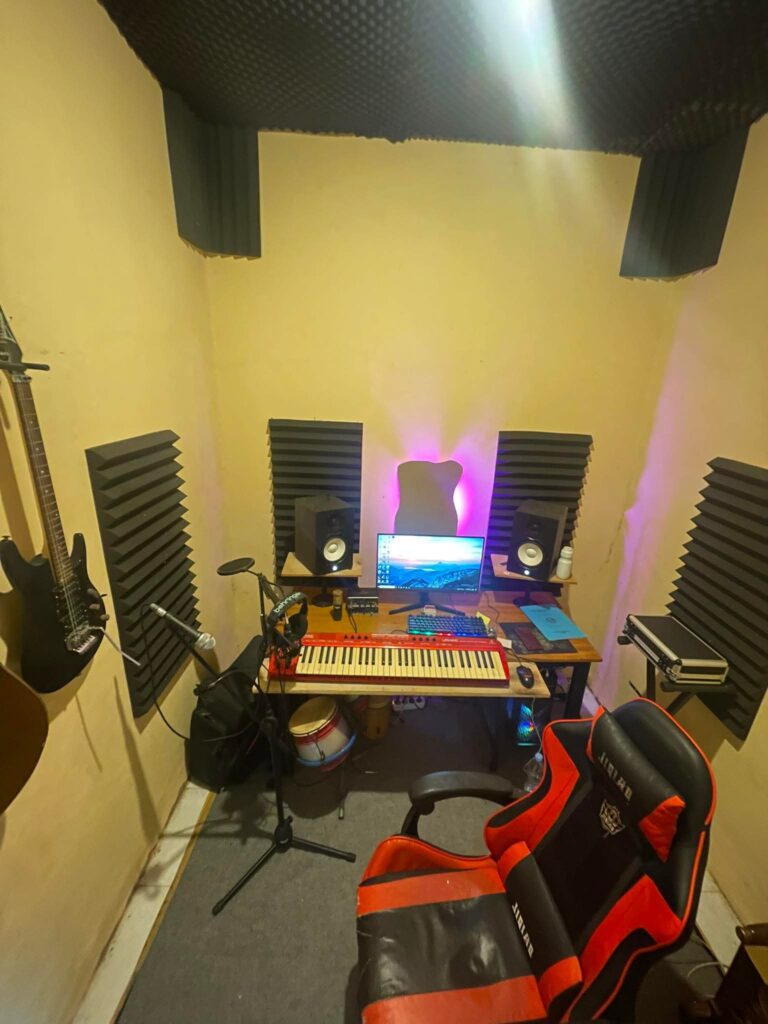 Dreamy LED Glow Studio Room Ideas14