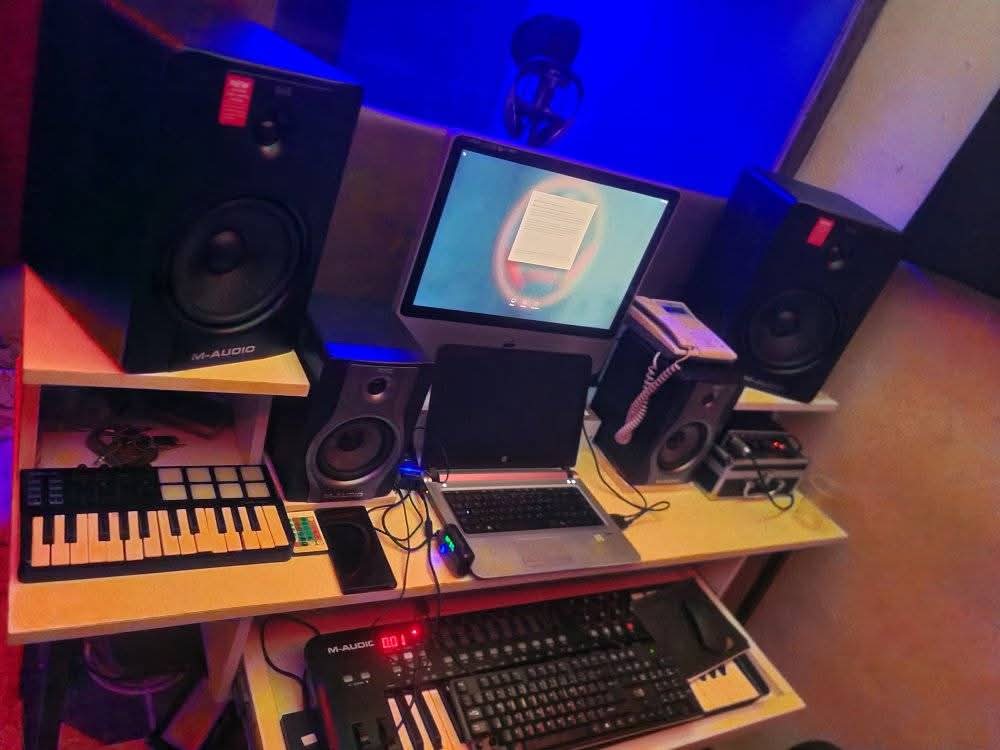 Dreamy LED Glow Studio Room Ideas3