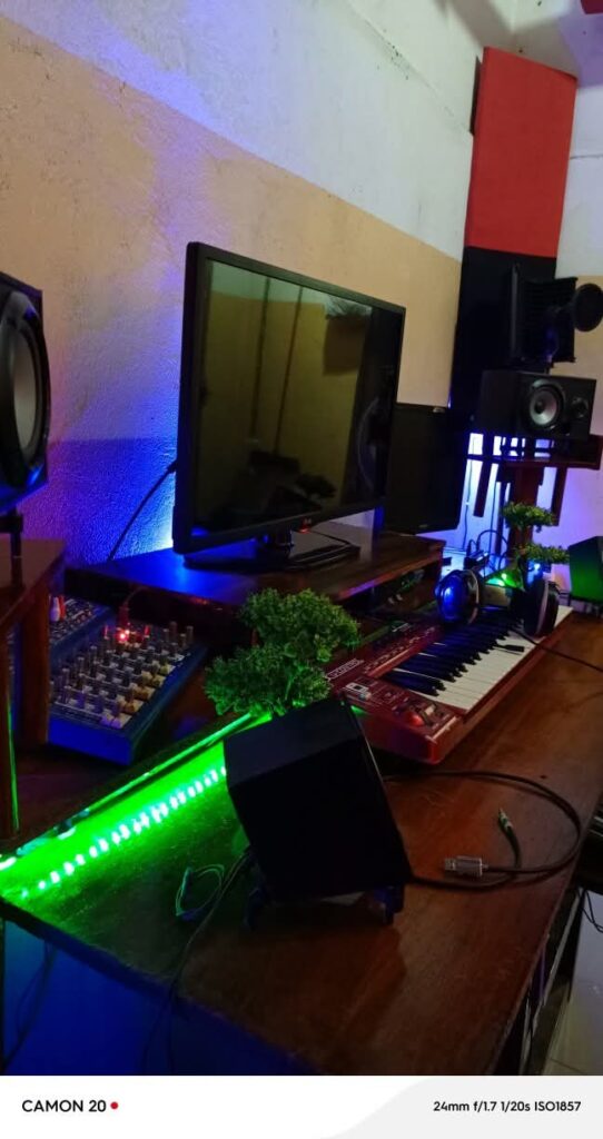 Dreamy LED Glow Studio Room Ideas4