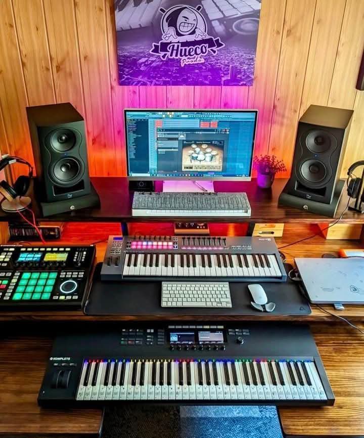 Dreamy LED Glow Studio Room Ideas7