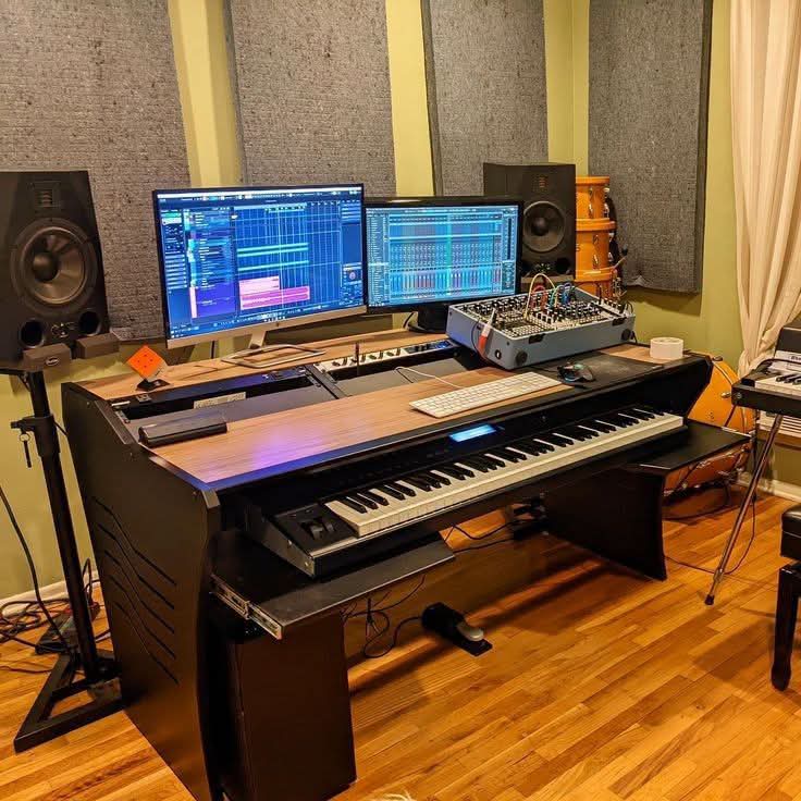 Patterned maximalist recording space