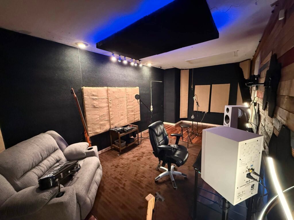 Grunge maximalist recording space