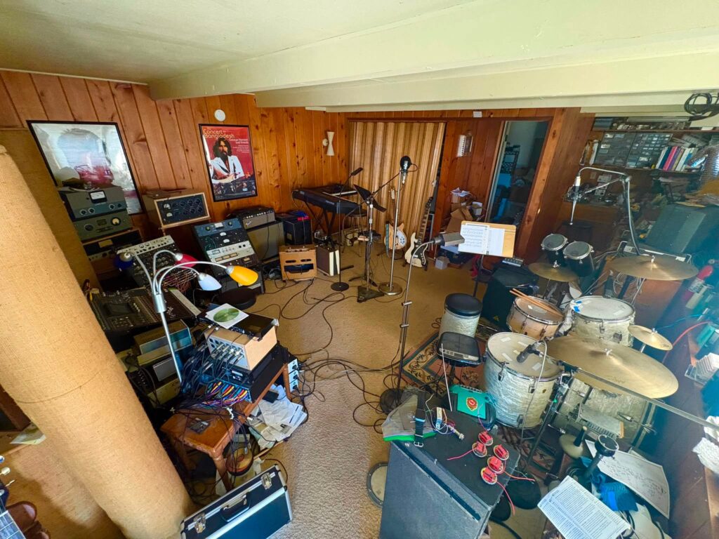 High-contrast maximalist recording space