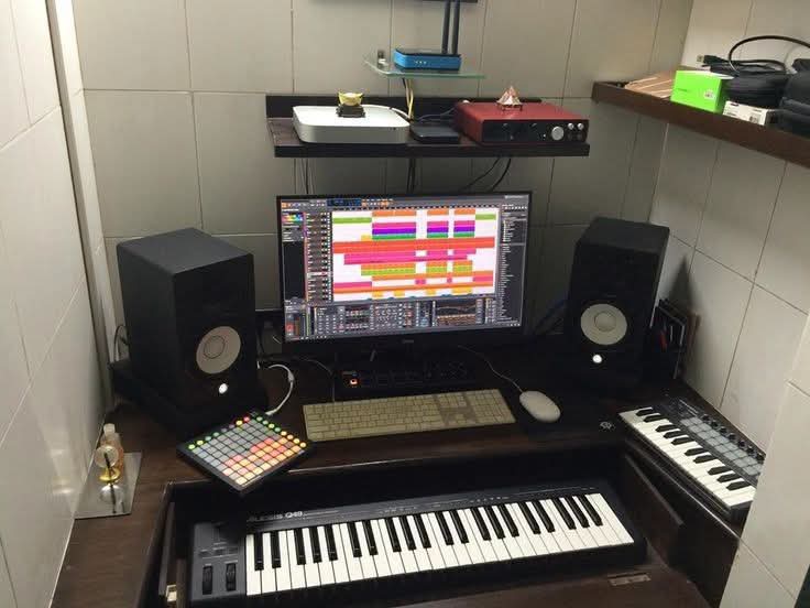 Rental-Friendly Home Music Studio Designs aesthetic for a home music studio setup