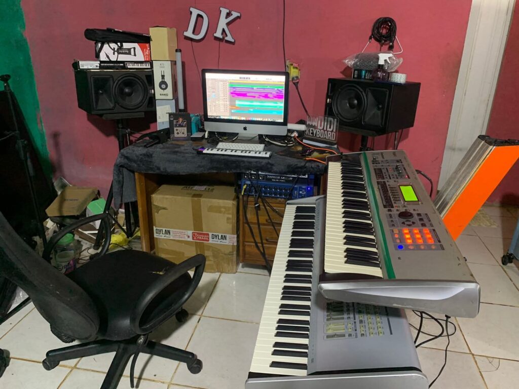 Rental-Friendly Bedroom Studio Ideas aesthetic for a home music studio setup