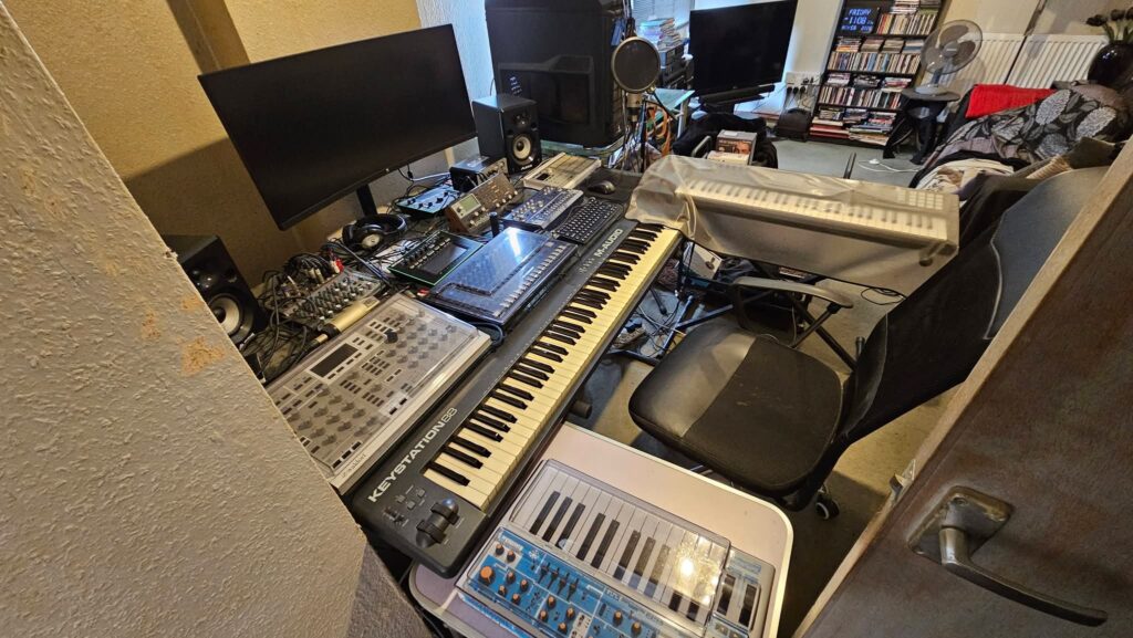 Freestanding Home Studio Configurations aesthetic for a home music studio setup